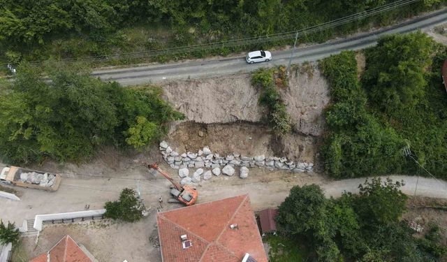 Kastamonu'da selde zarar gören köy yolları, kilometrelerce uzaktan taşınan kaya ve taşlarla onarılıyor