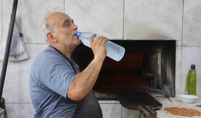 Kavurucu sıcakta ocak başında zorlu mesaiyi sürdüren fırıncılar günde 5 litreyi bulan su tüketiyorlar