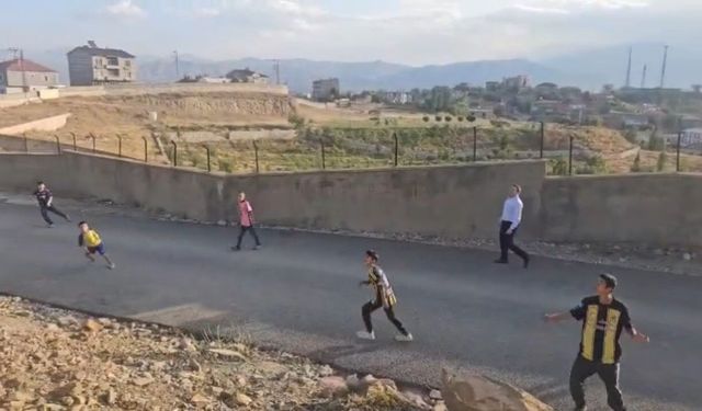 Kaymakam Volkan Hülür Yüksekova'da sokakta maç yapan çocukların oyununa katıldı