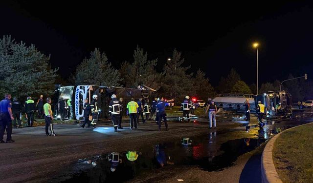 Kayseri'de feci kaza: Yolcu otobüsü ile yakıt tankeri taşıyan tır çarpıştı: Yaklaşık 30 yaralı