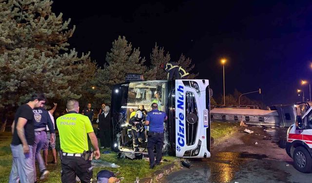 Kayseri'de yolcu otobüsü yakıt tankeri ile çarpıştı, yaralılar var.