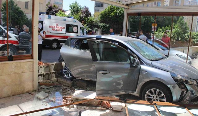 Kaza yapan otomobil fırına girdi