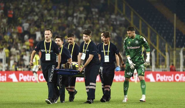 Kerem Aktürkoğlu, sahayı sedyeyle terk etti