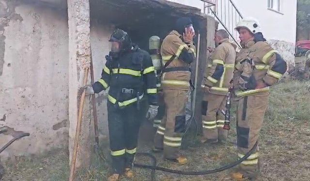 Komşusunun evinde çıkan yangını cami hoparlöründen yaptığı anonsla duyurdu