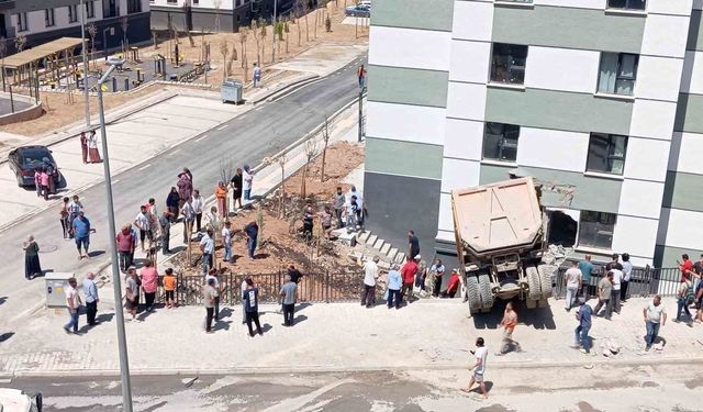 Kontrolden çıkan hafriyat kamyonu apartmanın bahçe duvarına çarptı: 1 yaralı