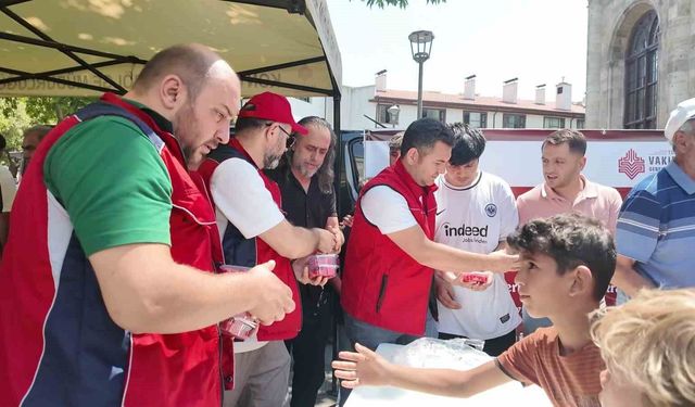 Konya'da hayır şartı gereğince vatandaşlara karpuz ikramı yapıldı