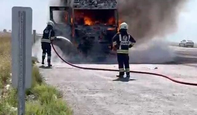 Konya'da tırın çekici bölümünde çıkan yangın paniğe neden oldu