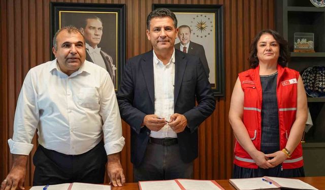 Kozan'da 500 öğrenciye kırtasiye ve okul kıyafeti desteği