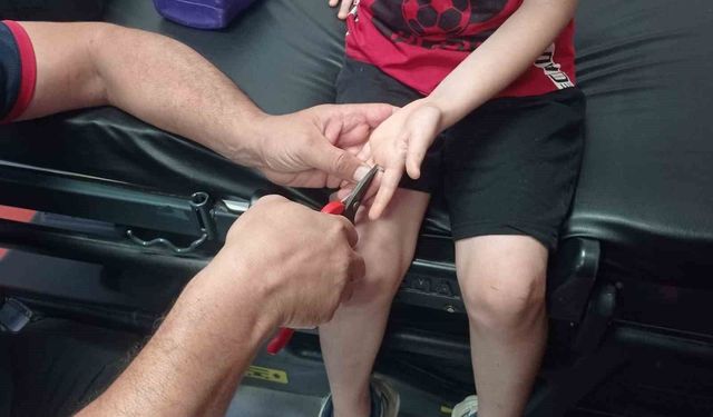 Küçük çocuğun parmağına sıkışan yüzük itfaiye ekiplerince çıkarıldı