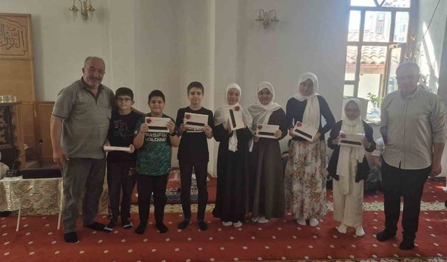 Kur'an-ı Kerim kursu çocuklara verilen hediyeler ile sona erdi
