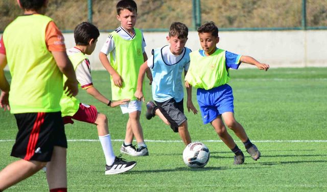 Kur'an kurslarında eğitim gören çocuklar futbol turnuvasında ter döktü