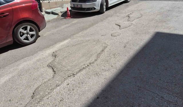 Kurtuluş Mahallesi'ndeki bozuk yollar sürücülere zorluk yaşatıyor