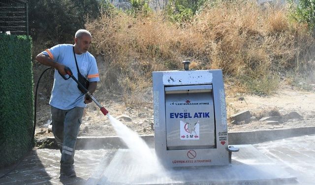 Kuşadası'nda temizlik mesaisi aralıksız sürüyor