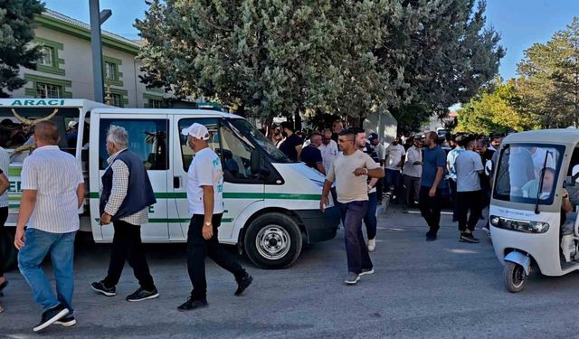 Kuyuda temizlik yaparken elektrik akımına kapılarak ölen genç toprağa verildi