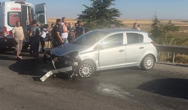 Lastiği patlayan araç bariyerlere girdi: 1'i çocuk 3 yaralı