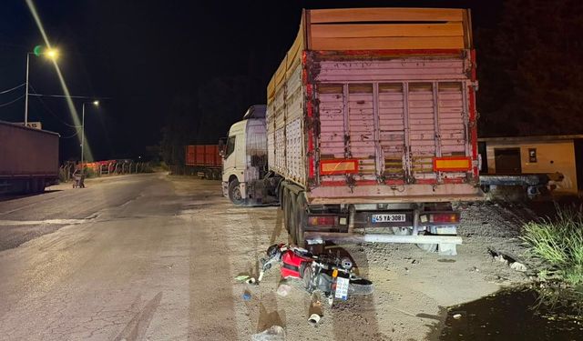 Manisa'da motosiklet park halindeki tıra çarptı: 1 ölü