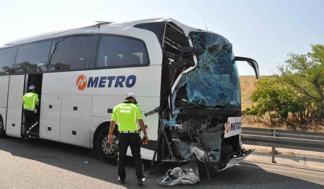 Manisa'da yolcu otobüsü kamyona çarptı: 1 ölü, 7 yaralı
