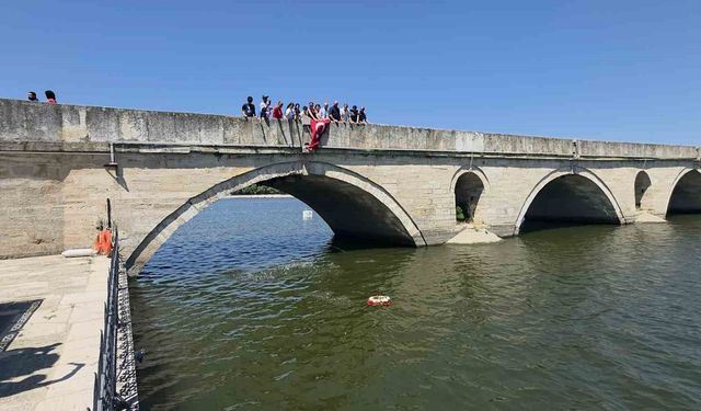 Meriç Nehri'ne bırakılan çiçeklerle Porajmos kurbanları anıldı