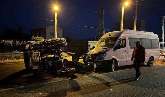 Minibüsle traktör çarpıştı: 6 kişi yaralandı