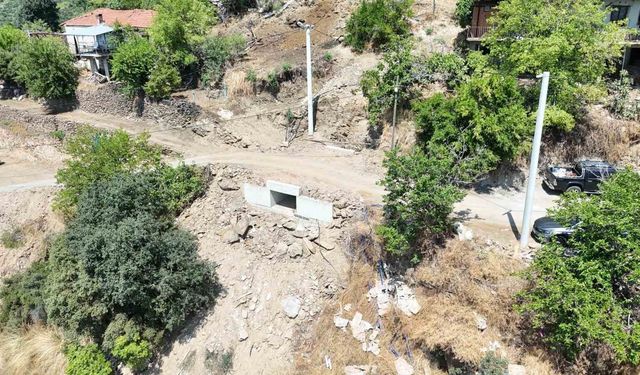 Nazilli Belediyesi'nden yollarda bakım ve onarım çalışması