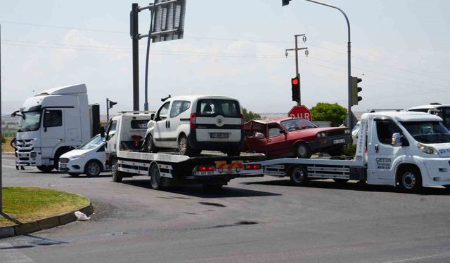Niğde-Bor yolunda iki araç çarpıştı: 3 yaralı