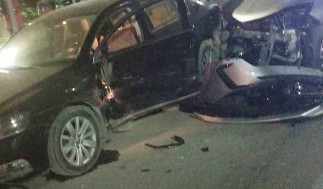 Niğde'de iki otomobil çarpıştı: 4 yaralı