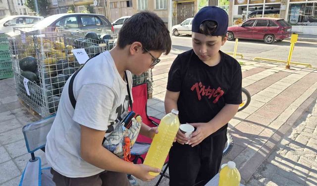 Okul harçlığını çıkarmak isteyen çocuklar limonata satarak aile bütçelerine katkı sağlıyor