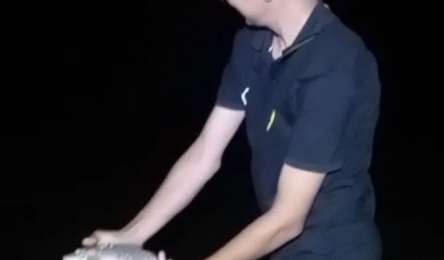Oltasına takılan yavru sazanı 'Büyü de gel' diyerek tekrar suya bıraktı