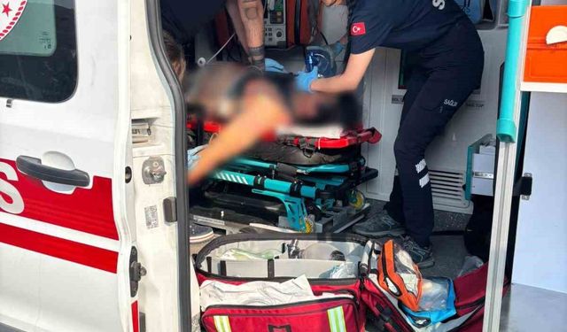 Önce servis aracına ardından tıra çarpan motosiklet sürücüsü ağır yaralandı