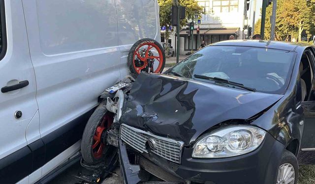 Otomobille çarpışan motosiklet iki araç arasında sıkıştı: 1 yaralı
