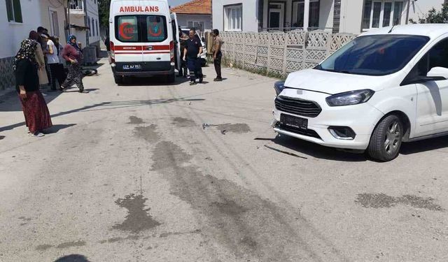 Otomobille çarpışan motosikletin sürücüsü yaralandı
