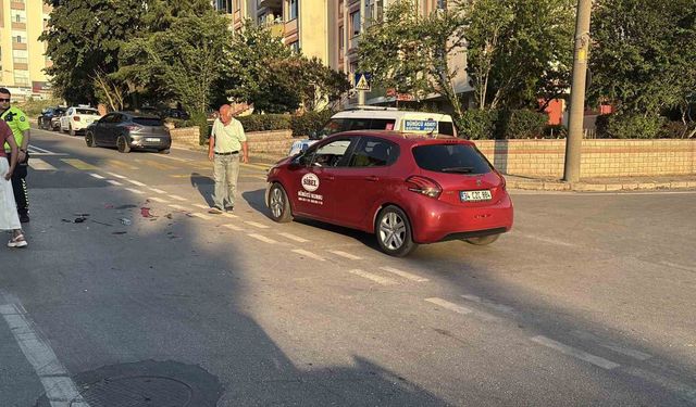 Otomobille çarpışıp savrulan motosiklet başka bir araca çarptı: 2 yaralı