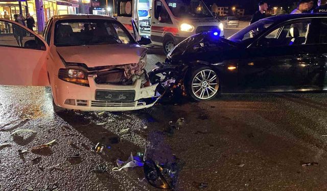Otomobiller kafa kafaya çarpıştı: 2 yaralı