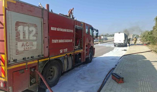 Patlamaların yaşandığı minibüs alevlere teslim oldu