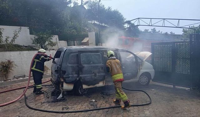 Payas'ta minibüs alevlere teslim oldu