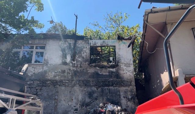 Pendik'te metruk ev yangını yan binaya sıçradı