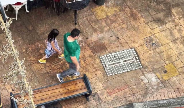 Sağanak yağmurda kimi sığındı kimi yağmurun tadını çıkardı