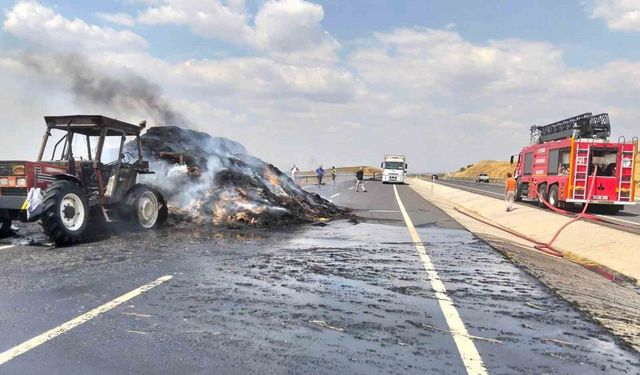 Saman balyası yüklü römork alev alev yandı, traktör kullanılamaz hale geldi