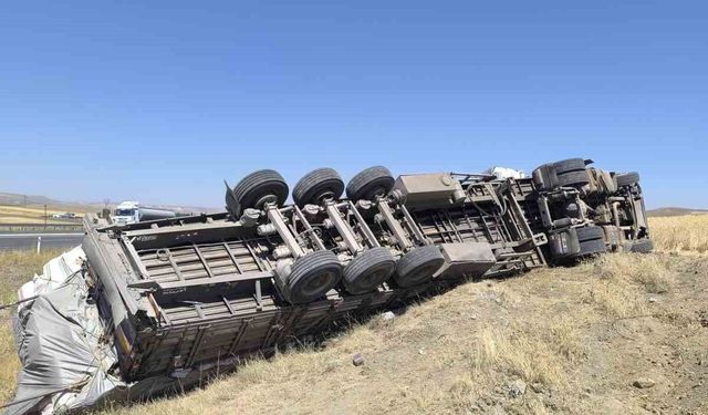 Saman yüklü tır devrildi, yaralı şoför kendi imkanlarıyla araçtan çıktı