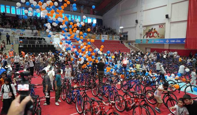 Samsun'da camiler çocuklarla şenlendi, 2 bin 500 çocuk hediyelerine kavuştu