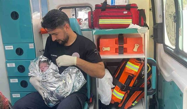 Şanlıurfa'da 112 ekiplerinden araç içerisinde başarılı doğum müdahalesi