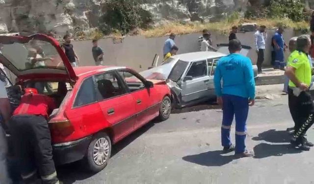 Şanlıurfa'da iki otomobil kafa kafaya çarpıştı: 3 yaralı