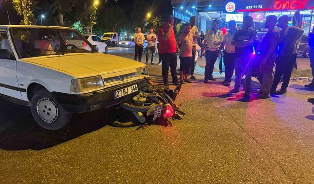 Şanlıurfa'da otomobil ile çarpışan motosikletin sürücüsü yaralandı