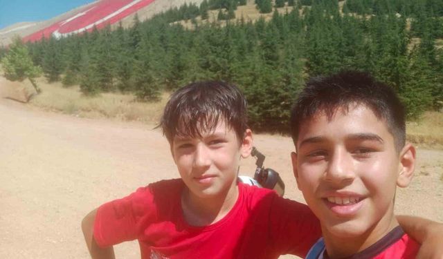Scooterlarını bayrak sevgisi için sürdüler, zirvede dünyanın en büyük ay yıldızıyla buluştular