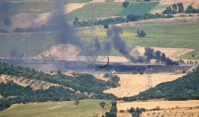 Seyir halindeki araç alev aldı, yangın otluk alana sıçradı