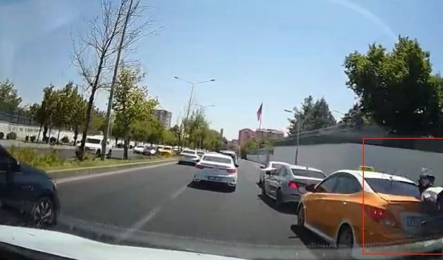 Seyir halindeki motosikletin fren yapan otomobile çarpması kamerada