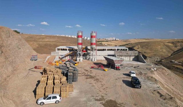Siirt'in altyapısını güçlendirecek beton santrali ve parke taşı üretim tesisinin kurulumu başladı