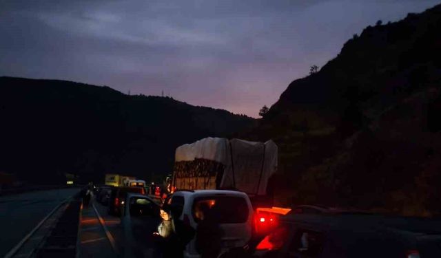 Sivas'ta toprak ve taşların düştüğü yolda 10 kilometrelik araç kuyruğu oluştu