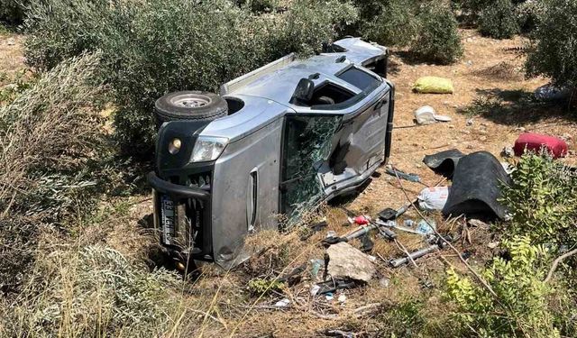 Tarsus'ta pikap şarampole yuvarlandı: Baba ve oğlu yaralandı