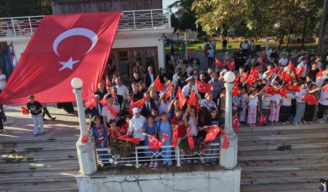 TCG Anadolu ve TCG Heybeliada Yalova'da vatandaşları selamladı